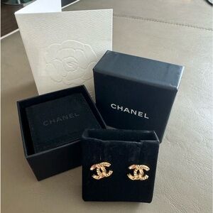NIB Chanel earrings 100 Authentic style A43956X01060